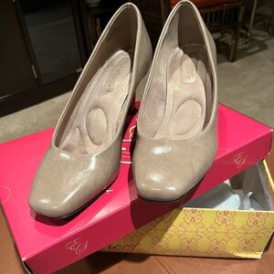 Easy Street Super Flex - Natural Crinkled Patent Poet - Beige Pumps